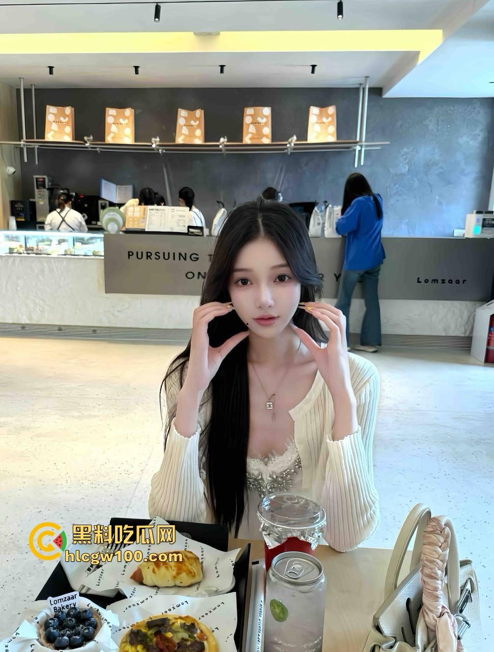 北京大哥路边发情当街怼，强按小姐姐头直接开搞，深喉怼到干呕，小姐姐手不知道该放哪，围观路人直看懵逼！-4