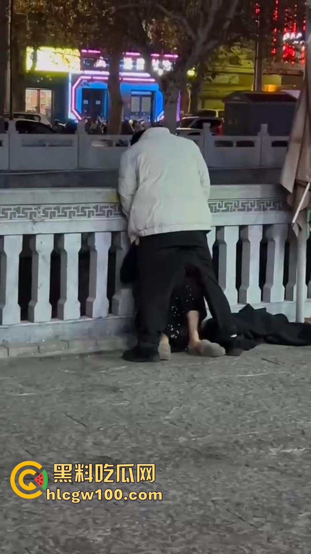 北京大哥路边发情当街怼，强按小姐姐头直接开搞，深喉怼到干呕，小姐姐手不知道该放哪，围观路人直看懵逼！-6