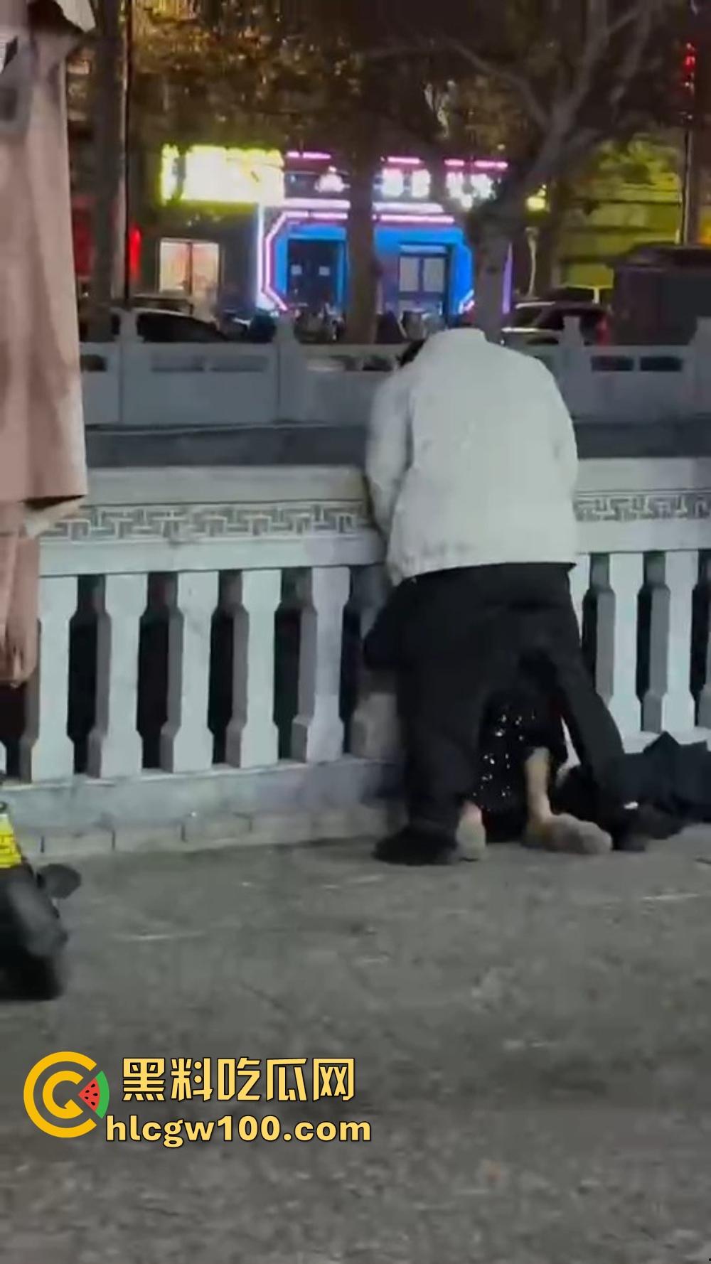 北京大哥路边发情当街怼，强按小姐姐头直接开搞，深喉怼到干呕，小姐姐手不知道该放哪，围观路人直看懵逼！-7