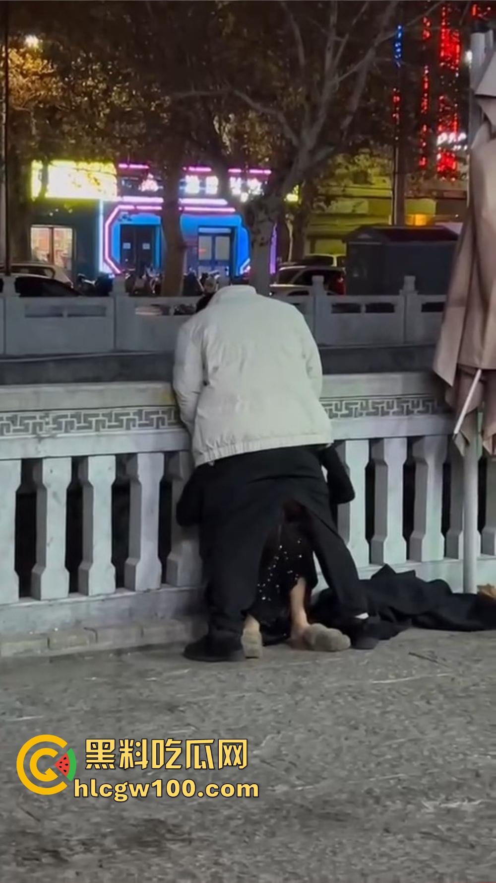 北京大哥路边发情当街怼，强按小姐姐头直接开搞，深喉怼到干呕，小姐姐手不知道该放哪，围观路人直看懵逼！-8