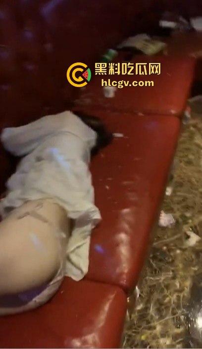KTV陪酒小妹被灌醉多人轮流操，屁眼外翻像垃圾一样被扔地上！800块的小妹就被玩成这样真TM变态！-3