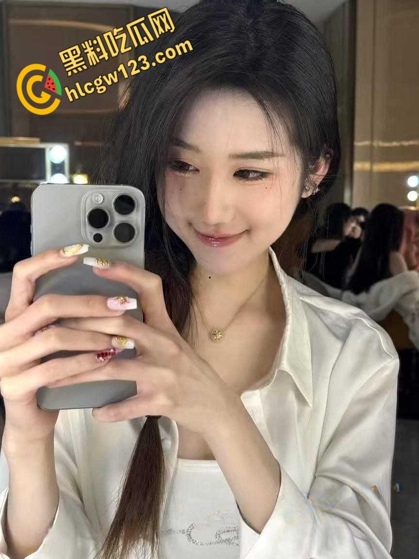 高颜留学生与大屌洋男友激情做爱，肥美多汁的白虎粉鲍，紧紧包裹大屌被操得淫叫连连！-1