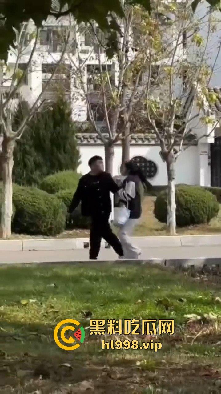 大连庄河大学城惊现校服女引发血案!黑衣男被两学生哥误会暴揍,女子都拦不住!-5