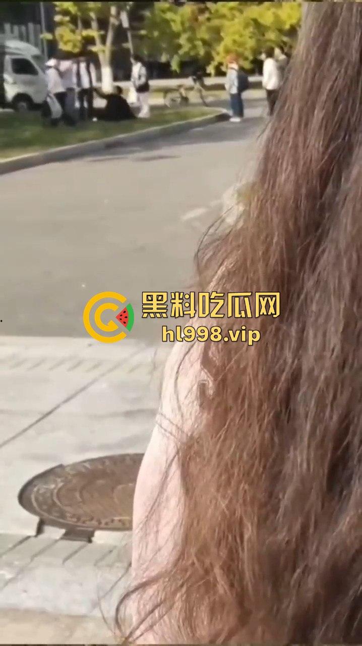 大连庄河大学城惊现校服女引发血案!黑衣男被两学生哥误会暴揍,女子都拦不住!-6