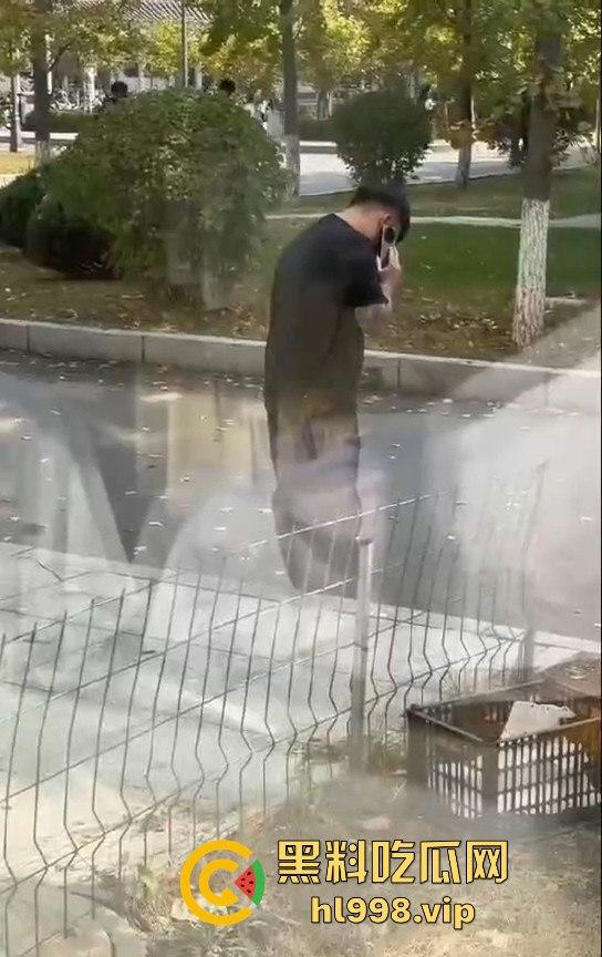 大连庄河大学城惊现校服女引发血案!黑衣男被两学生哥误会暴揍,女子都拦不住!-7