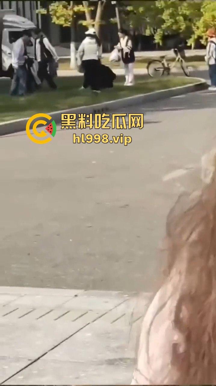 大连庄河大学城惊现校服女引发血案!黑衣男被两学生哥误会暴揍,女子都拦不住!-8