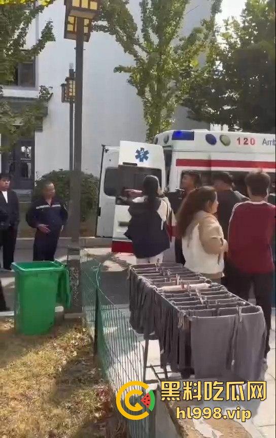 大连庄河大学城惊现校服女引发血案!黑衣男被两学生哥误会暴揍,女子都拦不住!-9