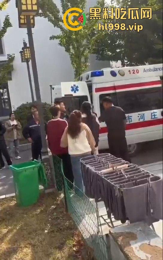 大连庄河大学城惊现校服女引发血案!黑衣男被两学生哥误会暴揍,女子都拦不住!-10