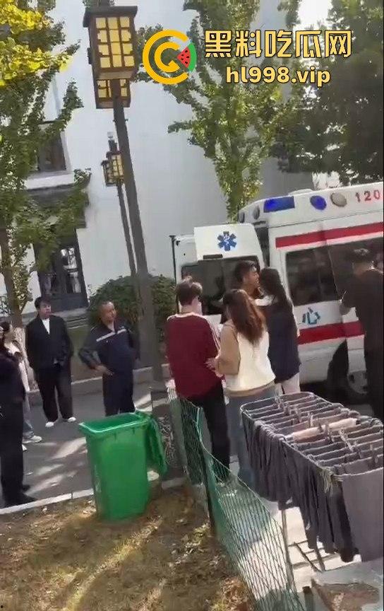大连庄河大学城惊现校服女引发血案!黑衣男被两学生哥误会暴揍,女子都拦不住!-11