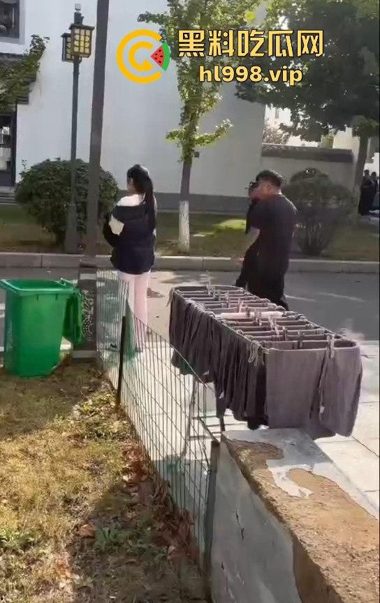 大连庄河大学城惊现校服女引发血案!黑衣男被两学生哥误会暴揍,女子都拦不住!-12