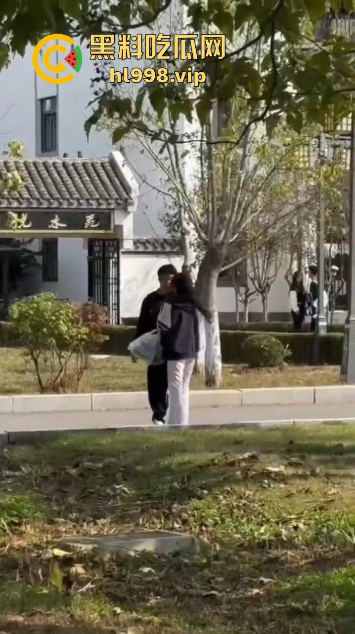 大连庄河大学城惊现校服女引发血案!黑衣男被两学生哥误会暴揍,女子都拦不住!-13