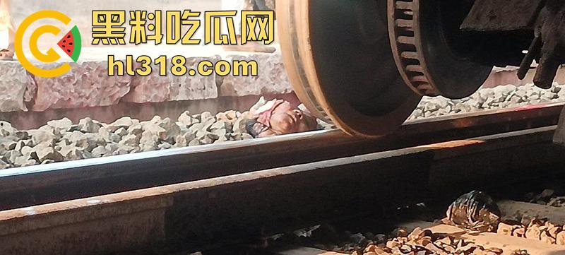 印度谣言造成大祸，大聪明编造车厢着火谣言，导致气氛混乱多人跳车逃生，被疾驰而来的火车撞死！-1