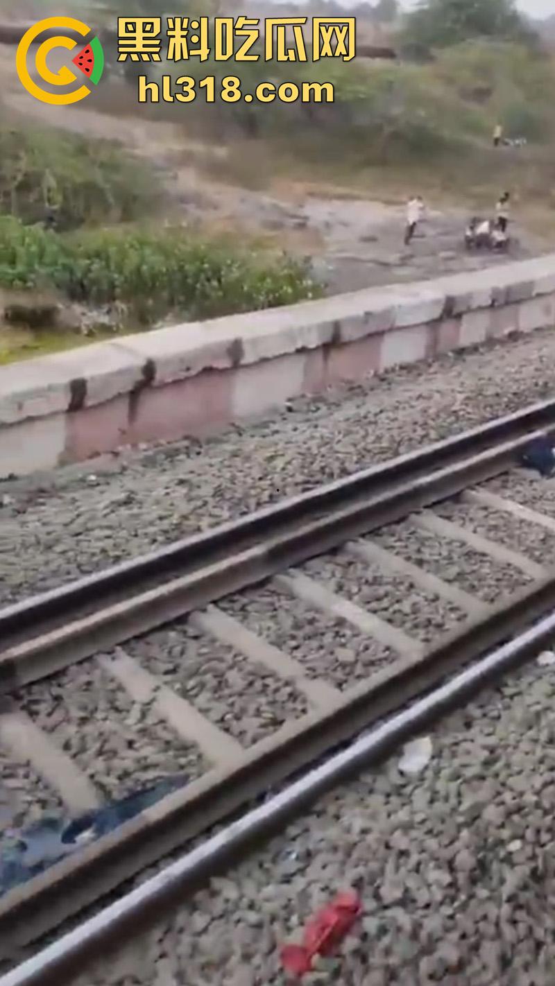 印度谣言造成大祸，大聪明编造车厢着火谣言，导致气氛混乱多人跳车逃生，被疾驰而来的火车撞死！-3