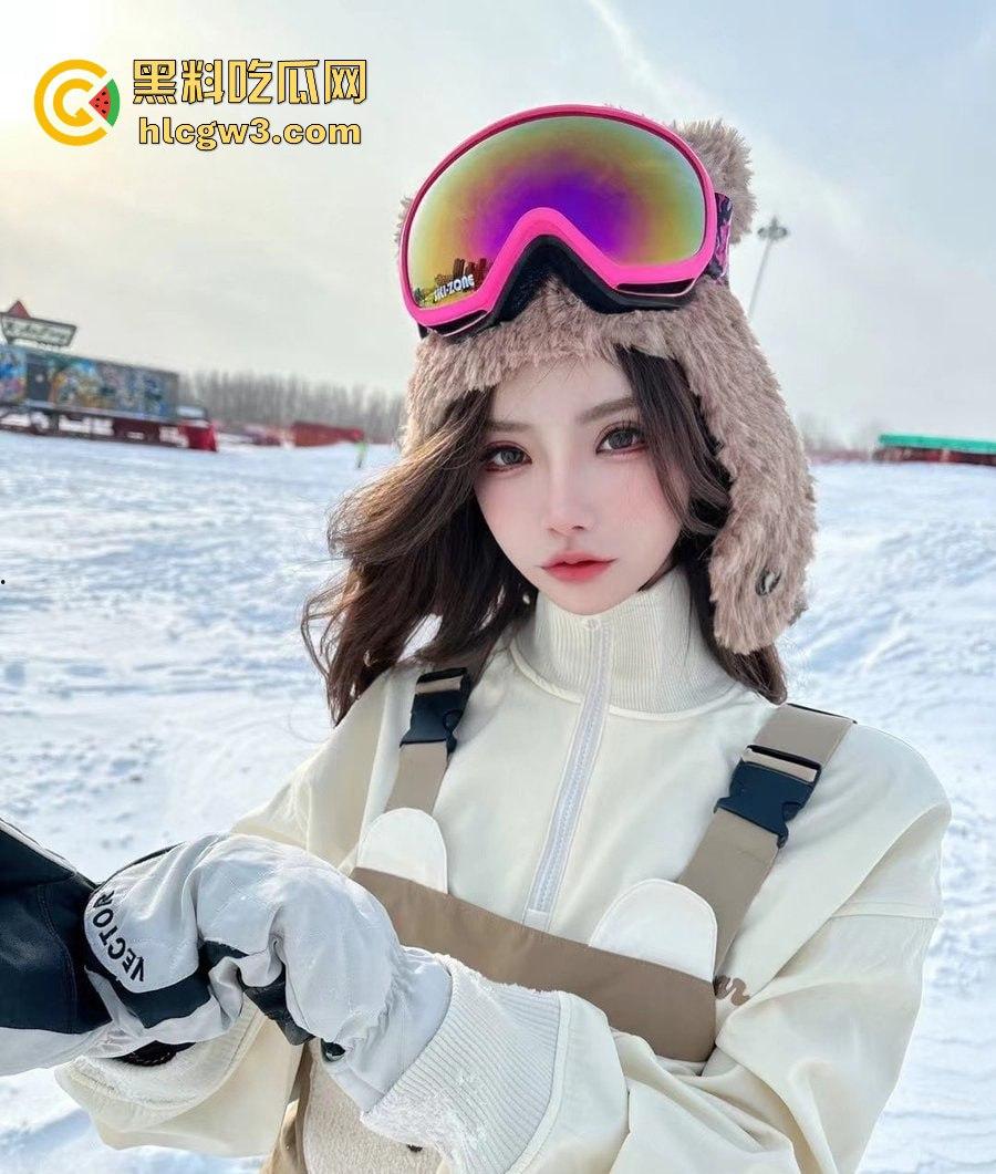 上海极品TS『刘依依』美到让直男怀疑人生 这颜值炸裂打破次元壁 上半身绝杀 你敢认是TS吗?-15