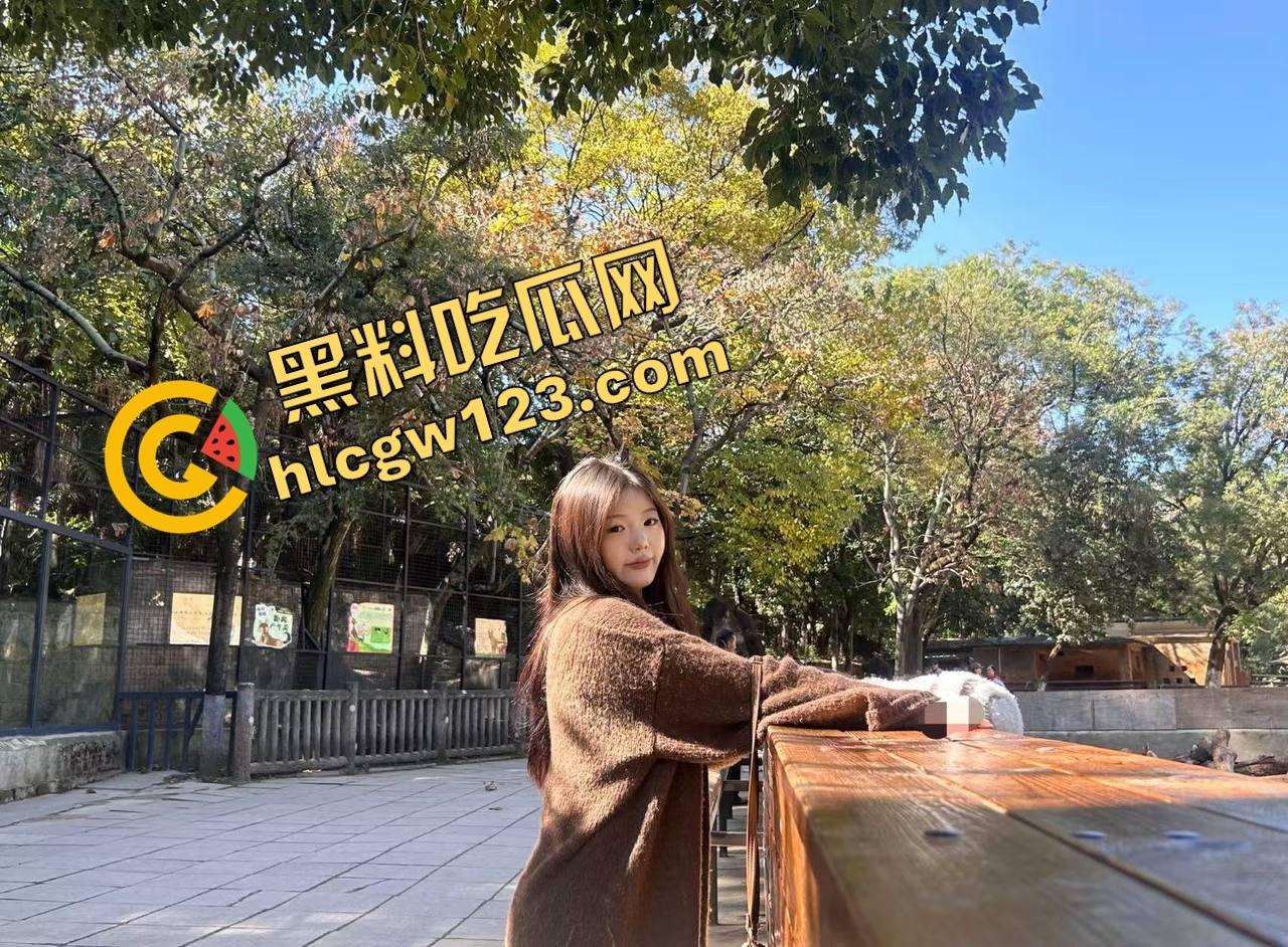 舔狗行为学一个礼物亲狗子一口，抖音女主播【小婷】舌头都伸进狗嘴里了，舔到狗都受不了了！-4