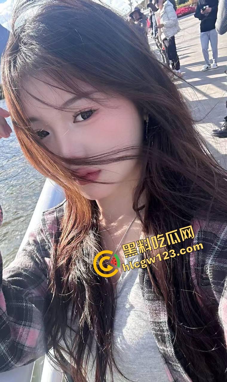 舔狗行为学一个礼物亲狗子一口，抖音女主播【小婷】舌头都伸进狗嘴里了，舔到狗都受不了了！-5