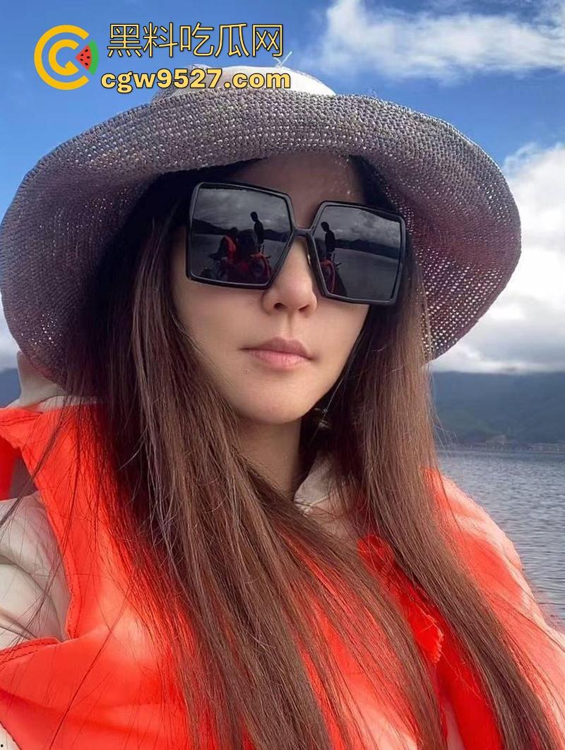 广州星锐动画老板娘【曾婷】出轨约炮视频流出，酒店深喉舔屌，口水拉丝技术娴熟，全程露脸淫荡无比！-2