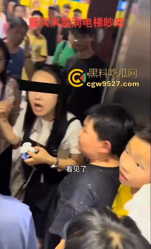 重庆洪崖洞电梯吵架，小孩大战中年老登，老登倚老卖老插队，小孩看不惯直接对骂，该有人出手治一下这些老东西了！-3