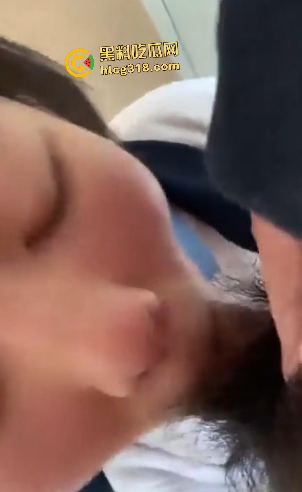 反差职校妹冒着退学的风险在教室口爆体育生，射完后还有精力去后入，体力真好！-5