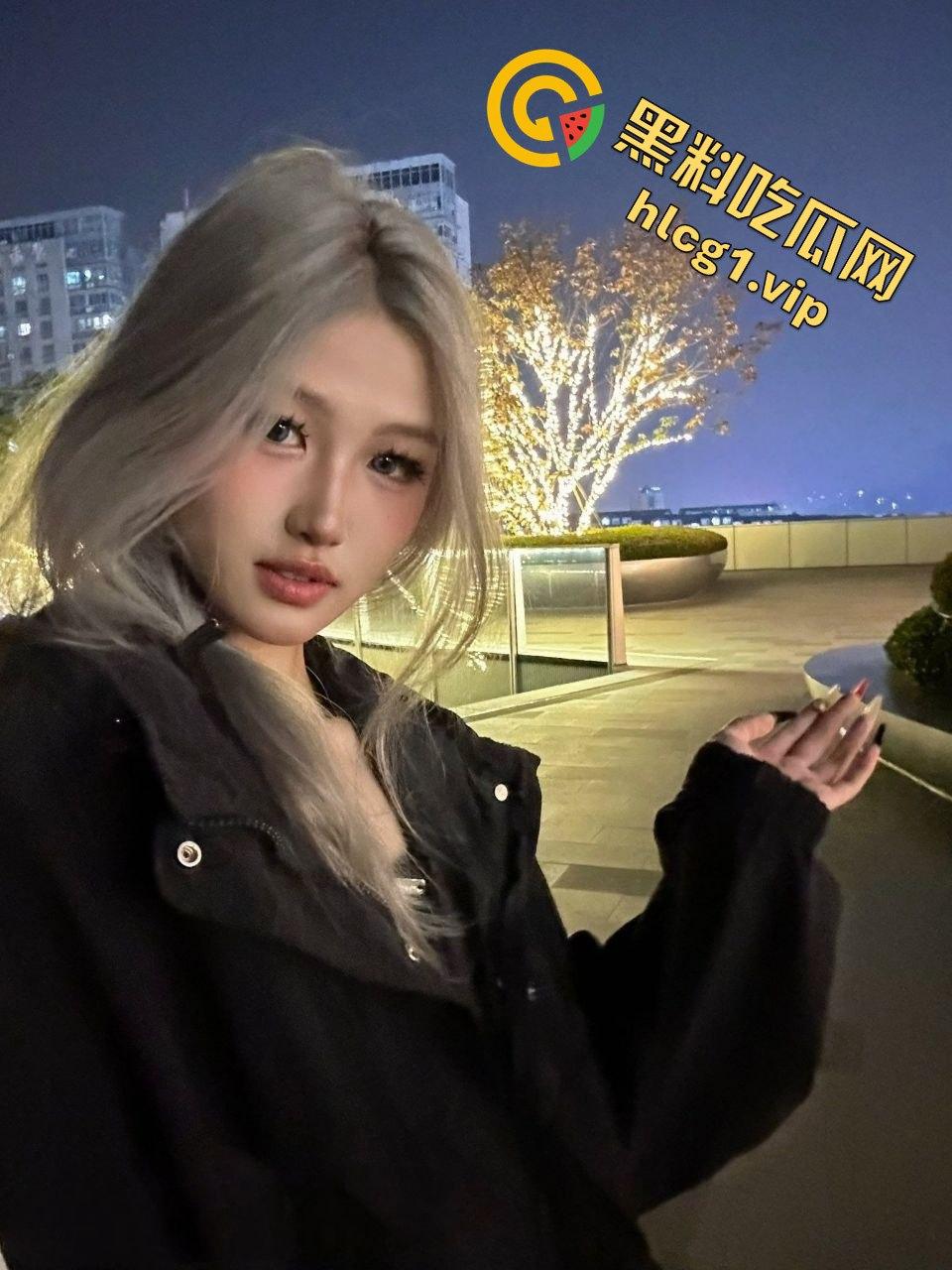 瓜友爆料！成都反差婊母狗生活照流出，这张脸蛋绝了，小母狗还真是诱人！-1