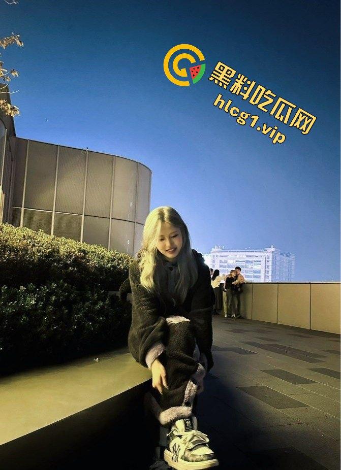 瓜友爆料！成都反差婊母狗生活照流出，这张脸蛋绝了，小母狗还真是诱人！-3