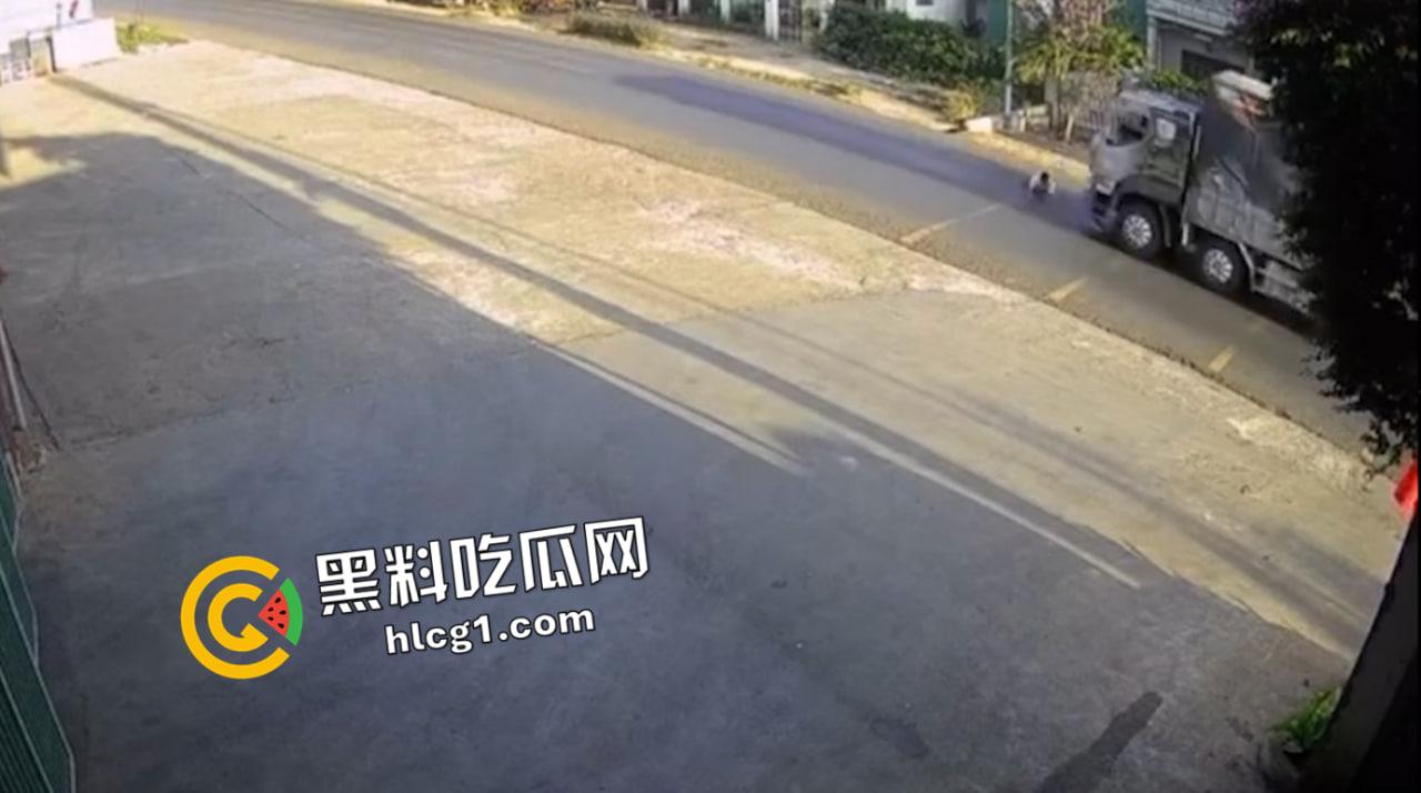 血腥慎入!越南男子钻车底自杀 下半身碾成肉酱 现场画面流出-5