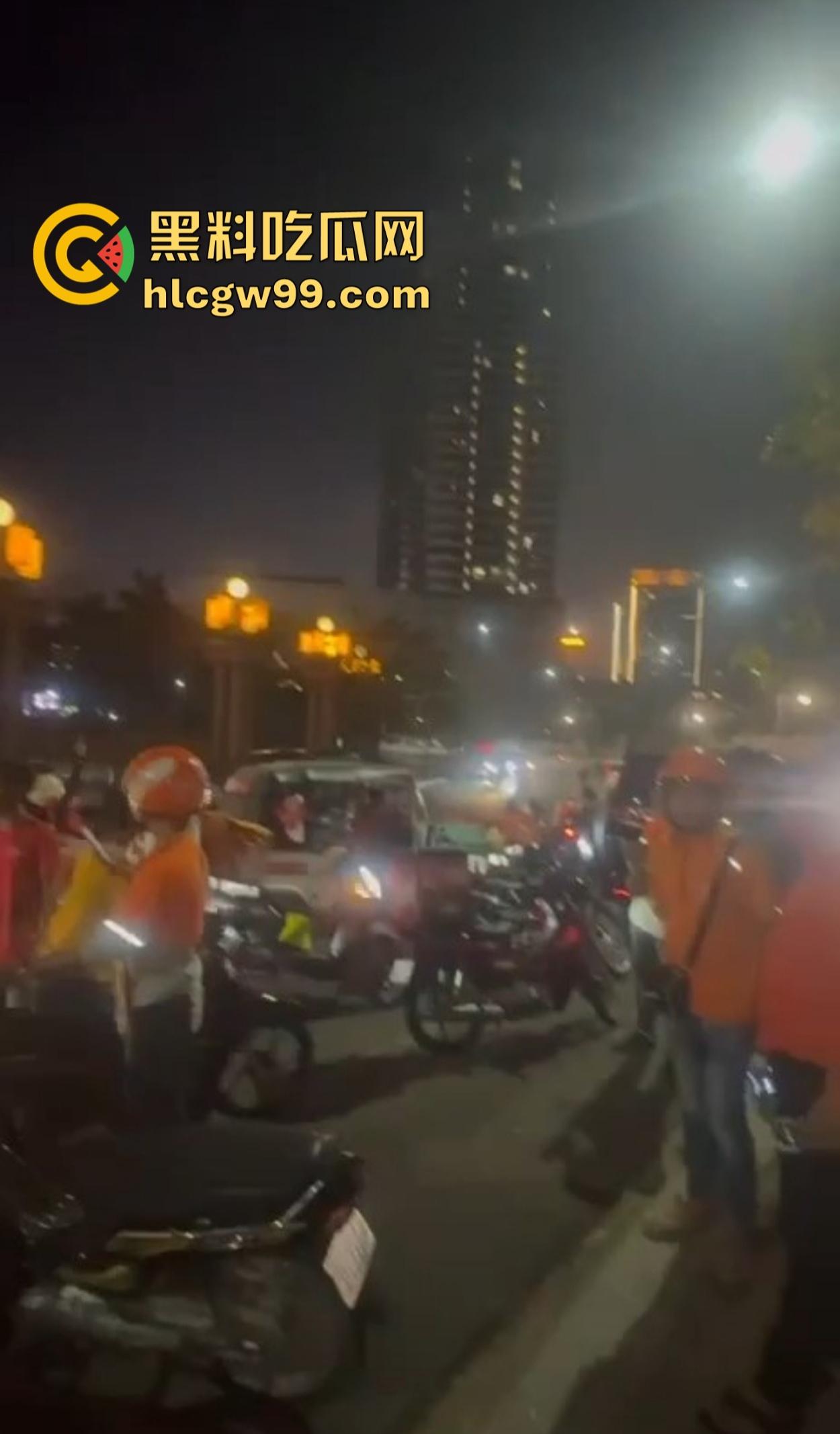 西港飙车肇事变车手逃亡，中国男子被外卖军团围堵暴揍 ，一边挨打一边喊骚瑞！-5