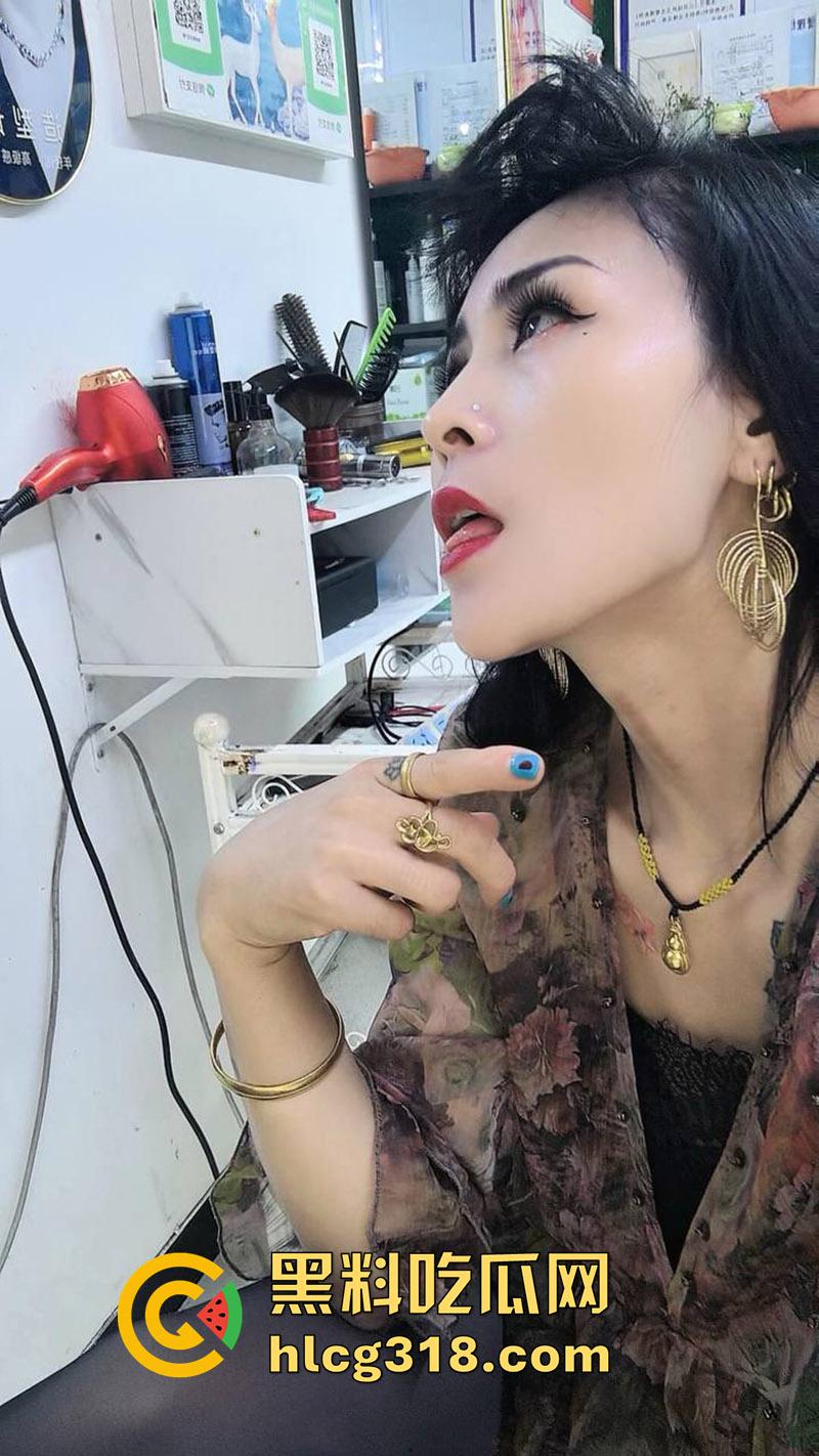 内蒙黑丝理发店老板娘【独领理发店】，离婚后快手擦边穿诱人丝袜卖骚，约炮体育生爆操骚穴！-4