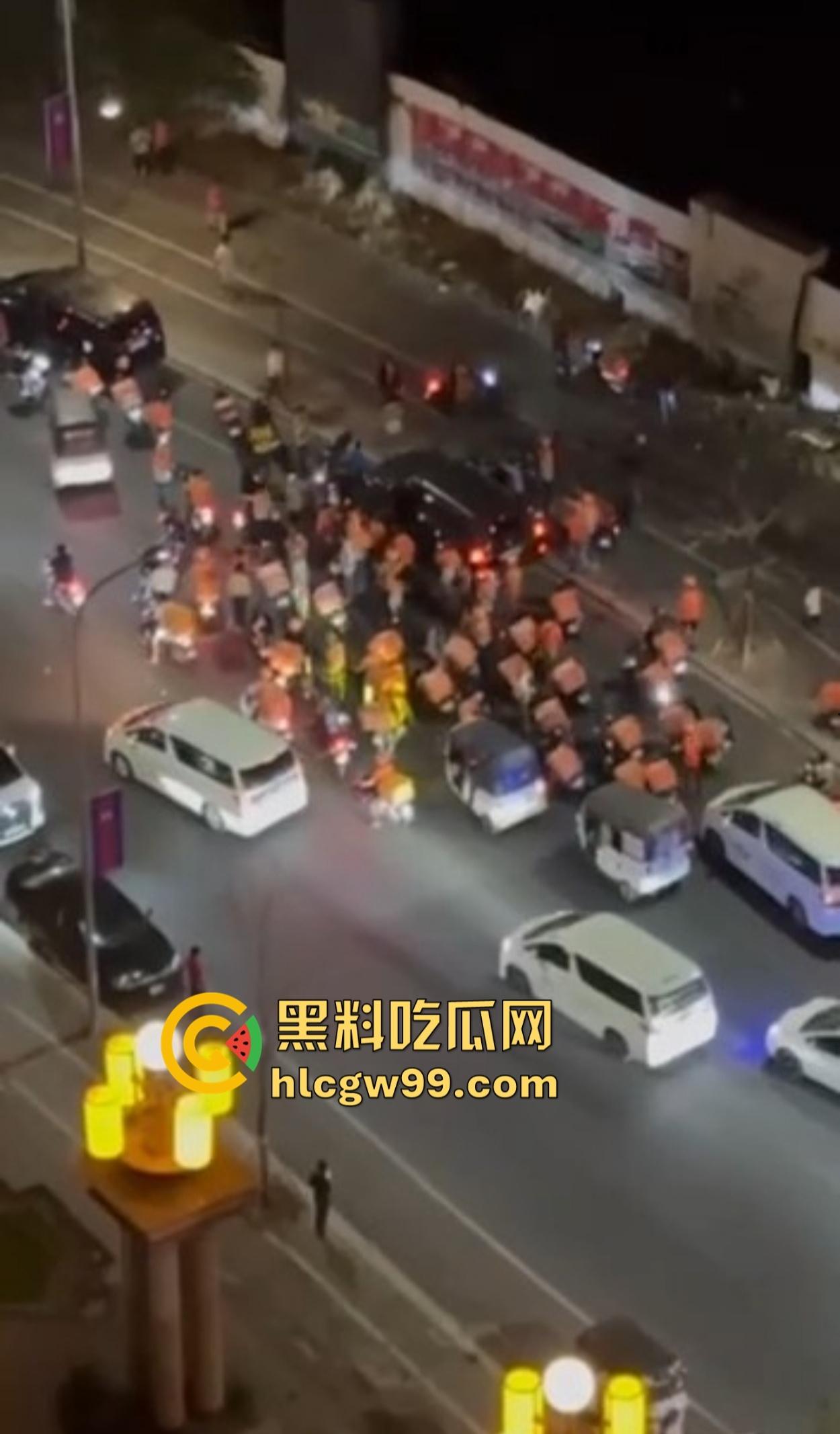 西港飙车肇事变车手逃亡，中国男子被外卖军团围堵暴揍 ，一边挨打一边喊骚瑞！-10