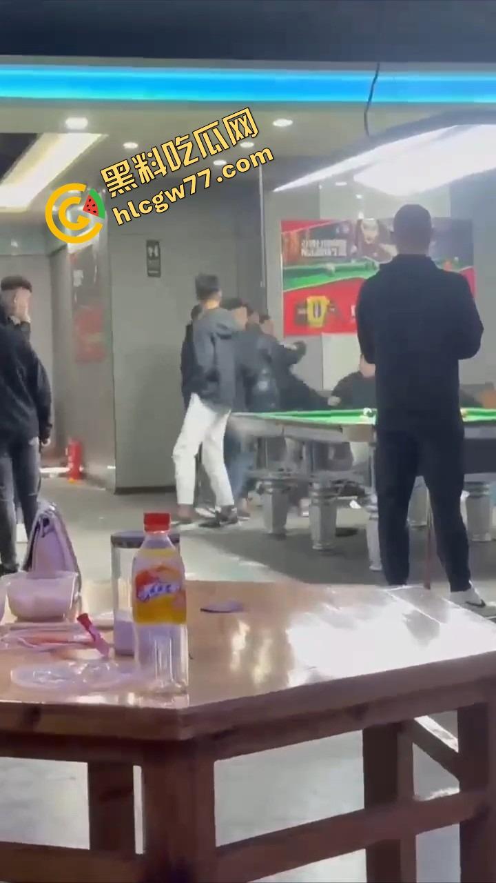 你别惹精神小伙,裤腰带一勒,砍山刀一抽,上来就给你一刀!你以为他是人?他是行走的社会炸弹!-2