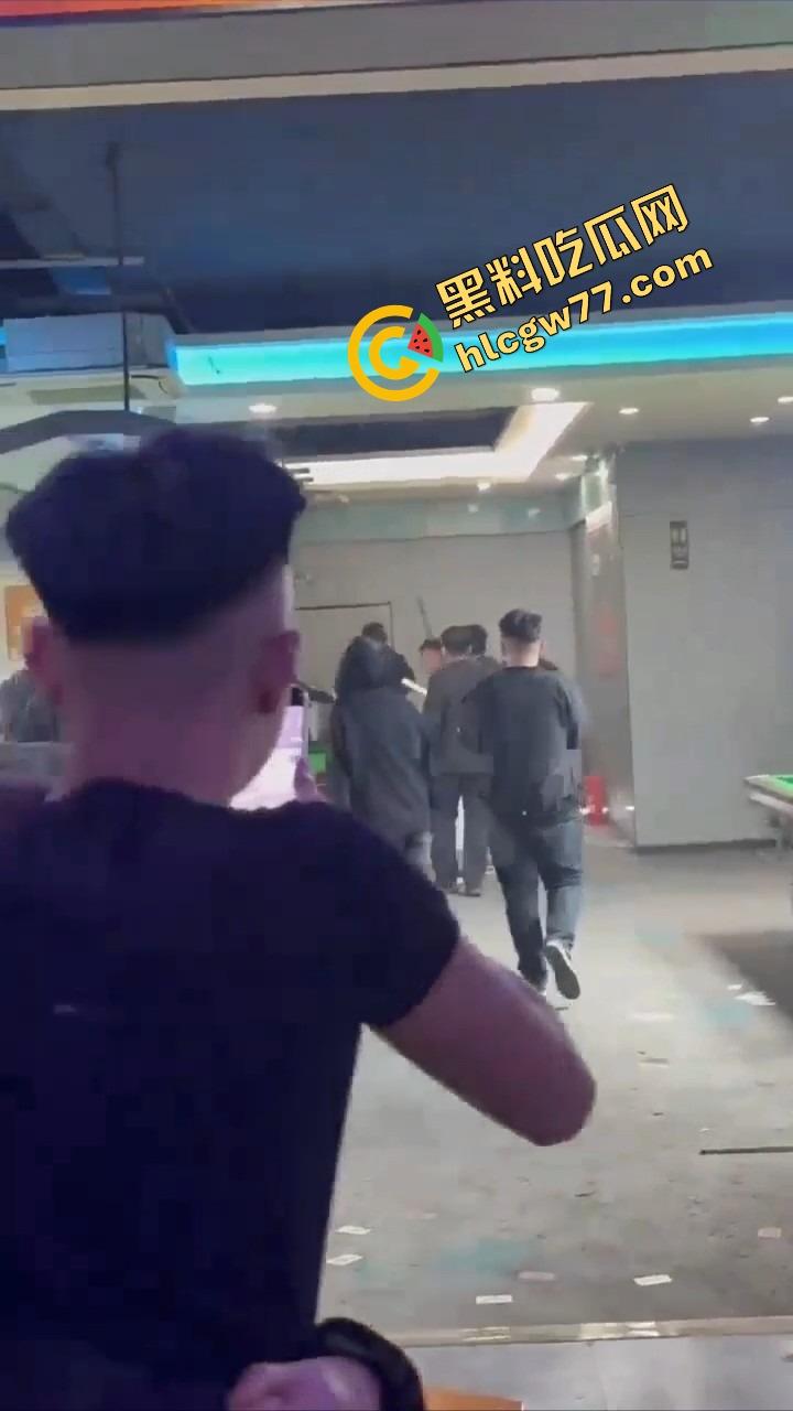 你别惹精神小伙,裤腰带一勒,砍山刀一抽,上来就给你一刀!你以为他是人?他是行走的社会炸弹!-5