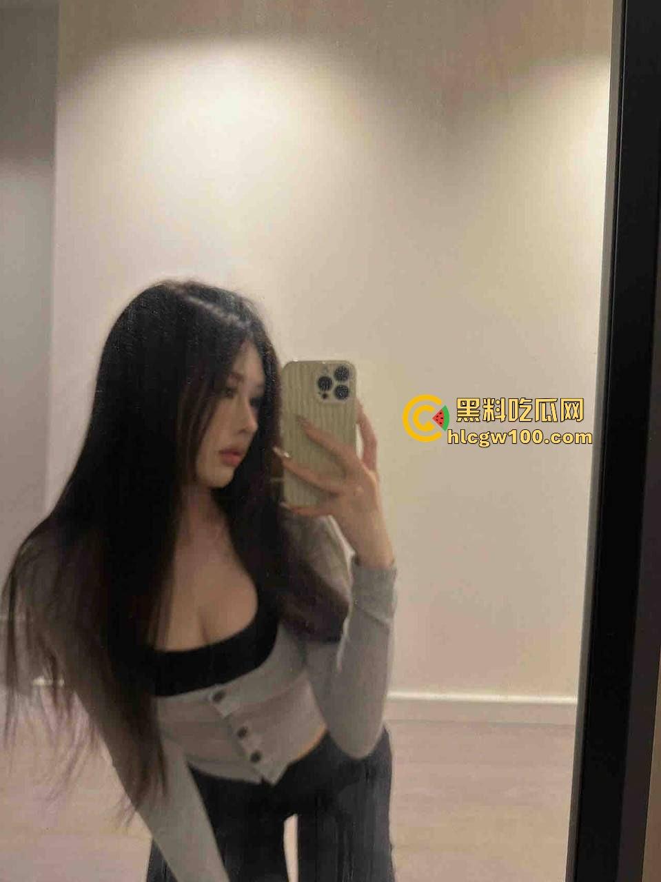 推特福利姬【不是丸子】被封足交圣体，丝袜美足按到人爽飞，肥臀粉鲍骚气满满，这年头鲍鱼不粉都不好意思当福利姬！-3