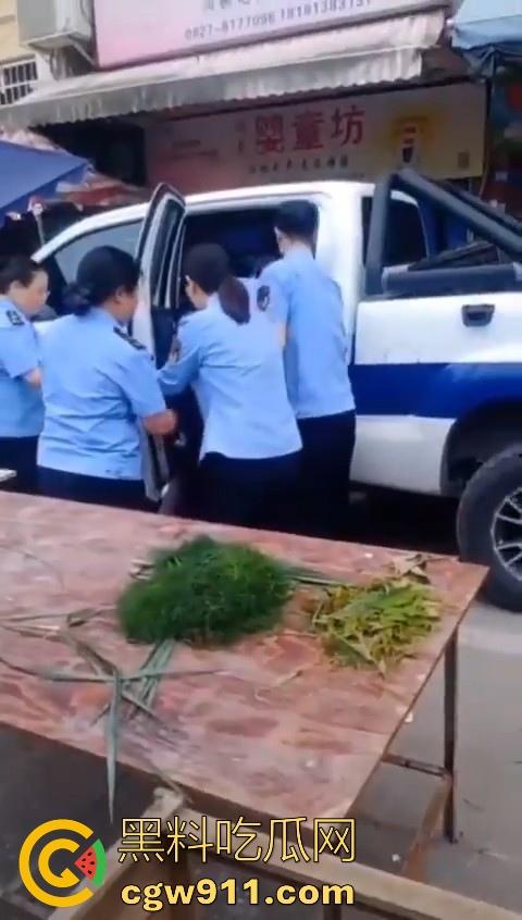 老头因菜市场摆摊和城管发生口角后斗殴！数人暴力执法将老头擒获，有执照的流氓？-6