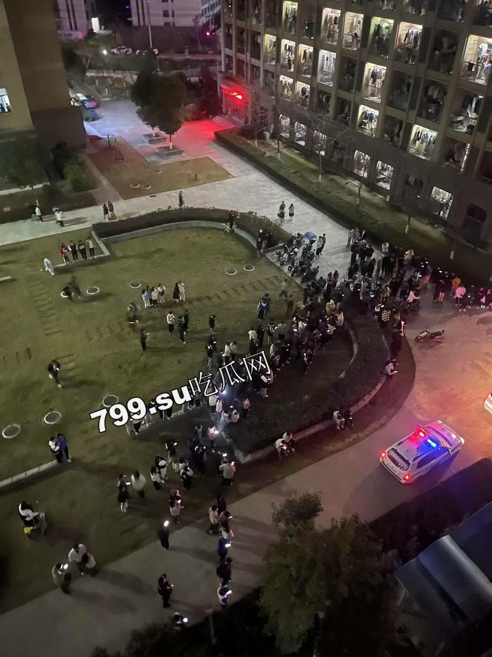 网传某学校在校生厕所生小孩 弃子-5