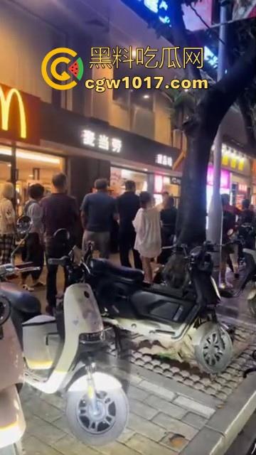 广州小梅大街地头蛇欺负外卖小哥!仗着自己本地人横着走,路人都想冲上去一拳打醒这狗东西!-3