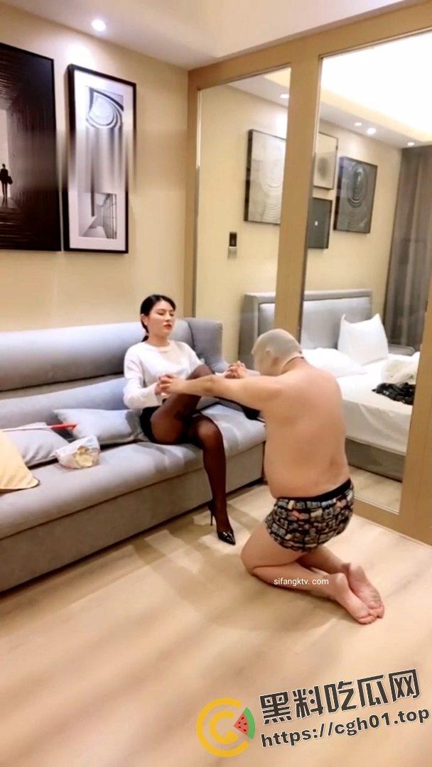 SM翻车现场！M大叔玩不起 当场急眼打起来了 你个公狗M怎么还把主人的胸罩撕烂了呢-4