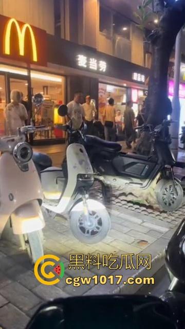 广州小梅大街地头蛇欺负外卖小哥!仗着自己本地人横着走,路人都想冲上去一拳打醒这狗东西!-5