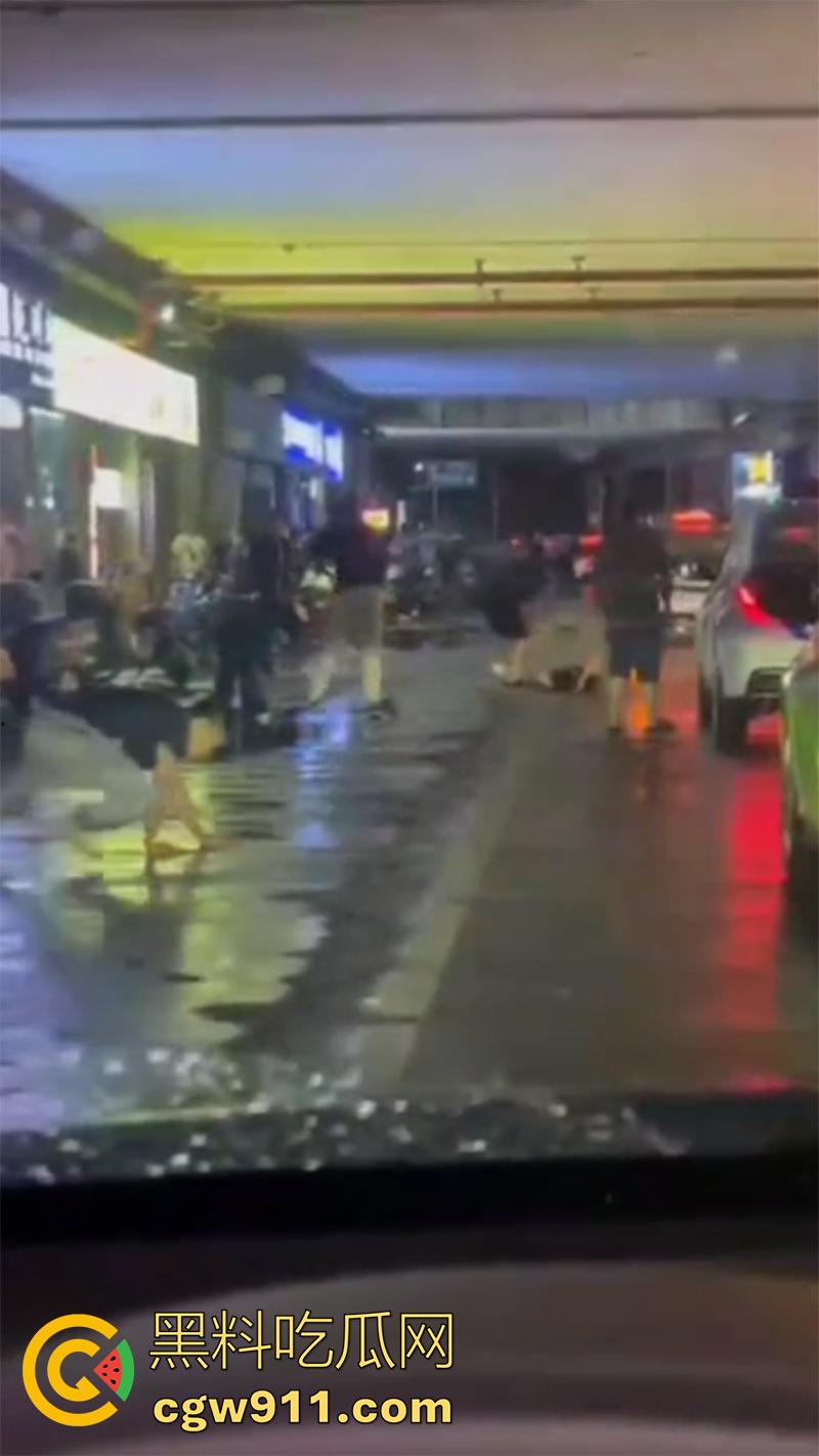 退伍兵都憋坏了吧，酒吧遇到认识的美女，直接上手撩骚，其表哥上前理论被群殴，提刀一穿四，这兵真是白当了！-6