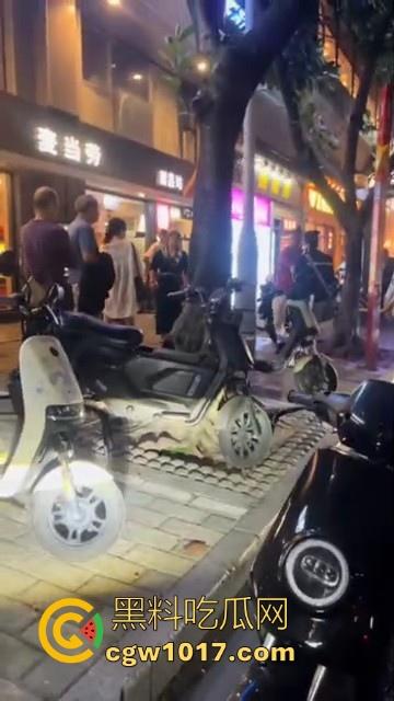 广州小梅大街地头蛇欺负外卖小哥!仗着自己本地人横着走,路人都想冲上去一拳打醒这狗东西!-6