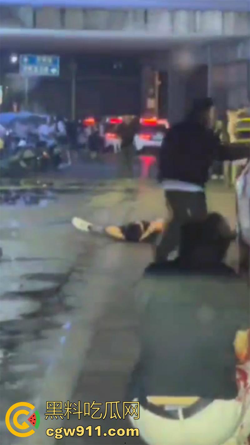 退伍兵都憋坏了吧，酒吧遇到认识的美女，直接上手撩骚，其表哥上前理论被群殴，提刀一穿四，这兵真是白当了！-7