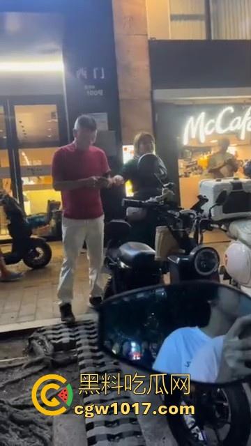 广州小梅大街地头蛇欺负外卖小哥!仗着自己本地人横着走,路人都想冲上去一拳打醒这狗东西!-8