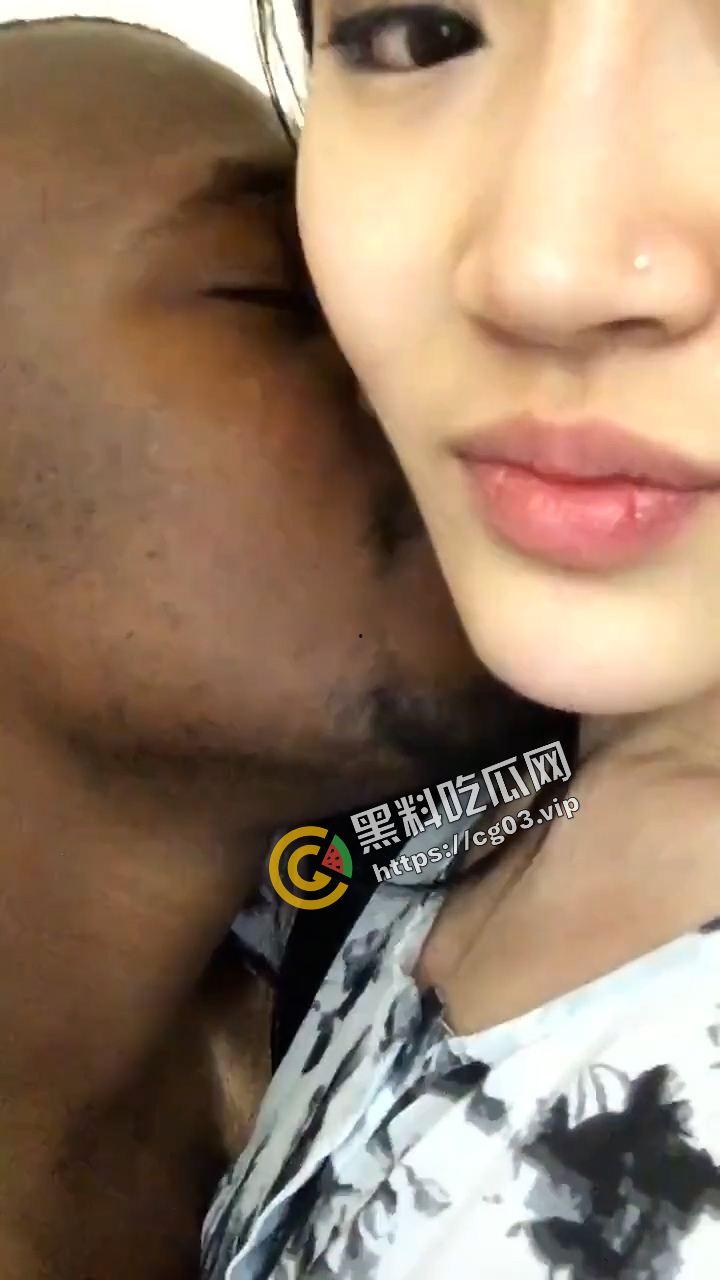 亚裔媚黑婊♠网上和黑鬼秀恩爱 黑鬼转手就讲性爱视频曝光  这是你们媚黑女应得得-2