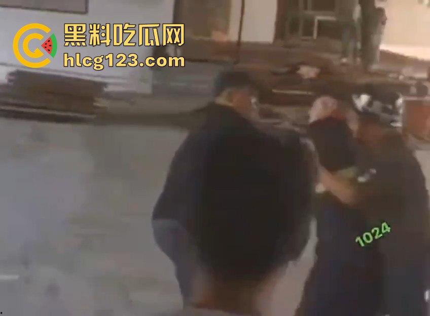 家长进校门与保安爆发冲突,叉杆怒砸头!深圳学校保安情绪失控惹大祸!-5