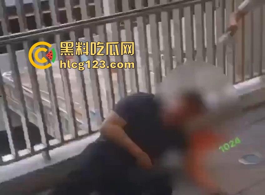 家长进校门与保安爆发冲突,叉杆怒砸头!深圳学校保安情绪失控惹大祸!-7