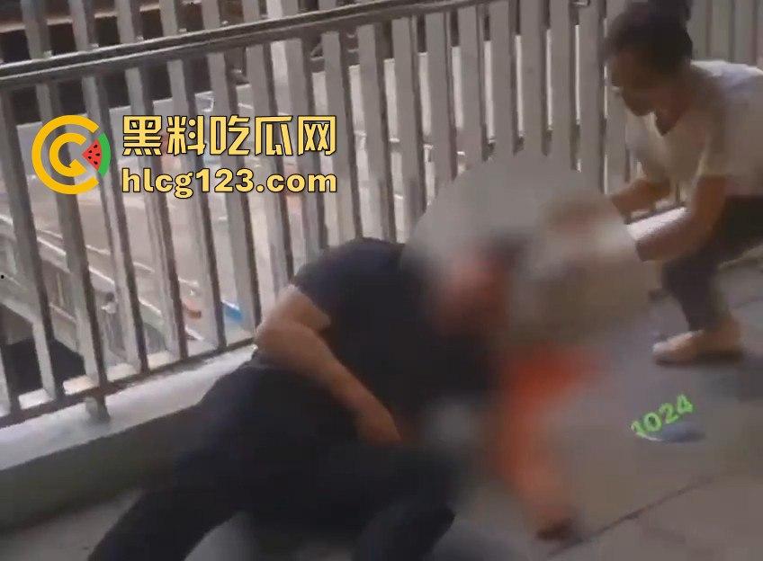 家长进校门与保安爆发冲突,叉杆怒砸头!深圳学校保安情绪失控惹大祸!-8