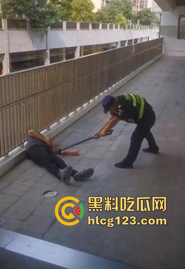 家长进校门与保安爆发冲突,叉杆怒砸头!深圳学校保安情绪失控惹大祸!-17