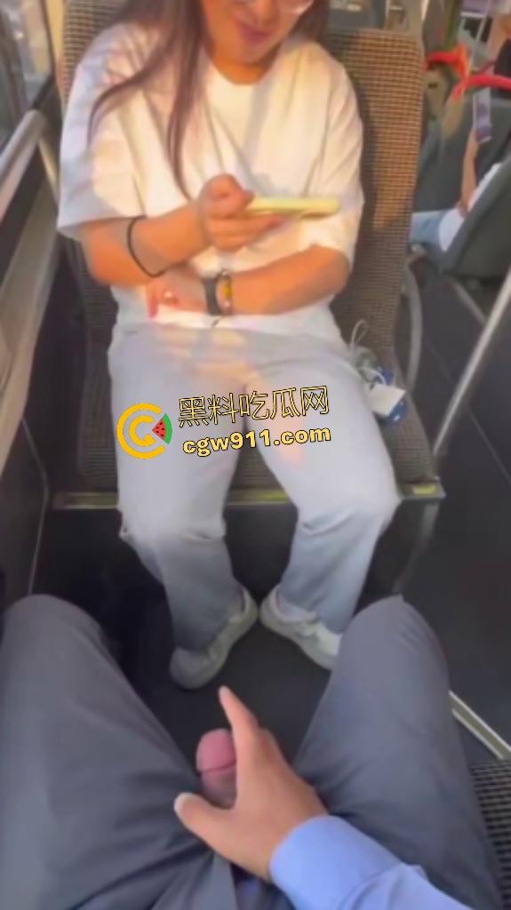 公交车惊现变态!露鸟大神对眼镜妹亮巨屌,她假装看手机实则偷录淫视频,晚上自慰有素材咯!-6