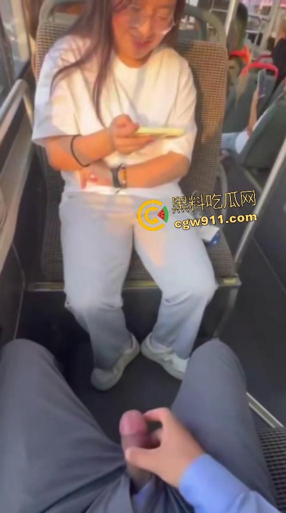 公交车惊现变态!露鸟大神对眼镜妹亮巨屌,她假装看手机实则偷录淫视频,晚上自慰有素材咯!-7