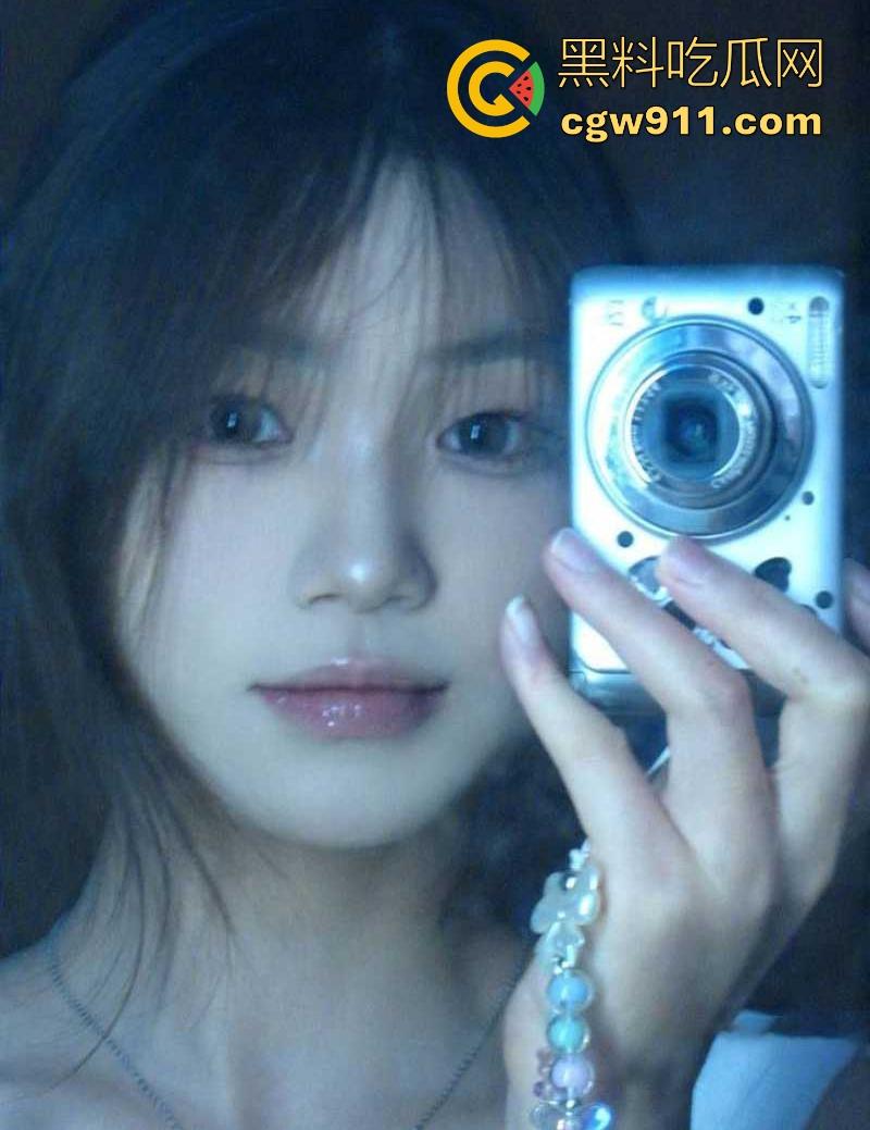 渣男曝光湖南前女友【刘美嘉】全裸揉奶露穴淫片，粉嫩奶头硬邦邦，聊天记录极其淫荡，小情侣玩的真骚啊！-4