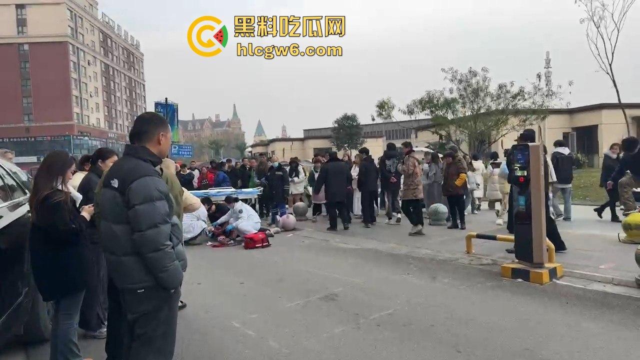 四川学生逃课无证驾驶试驾车！撞石墩脑袋开瓢，出了事不反思反怪学校和车行，家长操作直接让人无语！-6